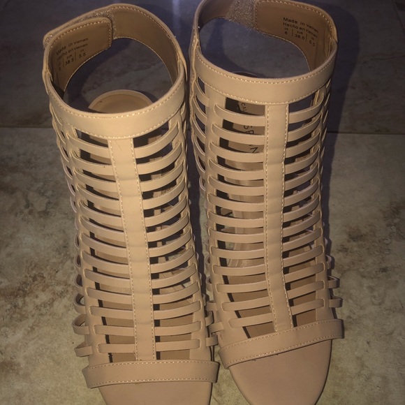 Cute Beige Heel - Picture 2 of 3